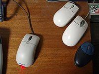 複数マシンを使い分けているそうで、机の上にはマウスがたくさん