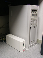 ikeさんのWebサイト“チューチューマウスと仲間たち”を運営しているサーバー。UPS（無停電電源装置）も欠かせない