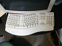 マイクロソフト製の104キータイプのナチュラルキーボード。初代タイプが気に入っているという