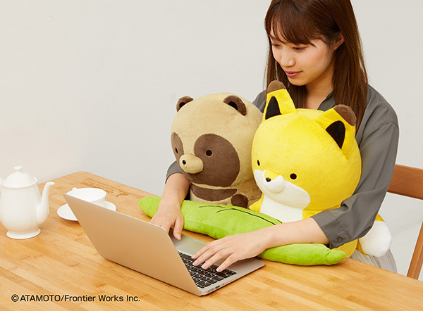 バンダイ、SNS発祥の癒し系の「タヌキとキツネ」のPCクッションを発売