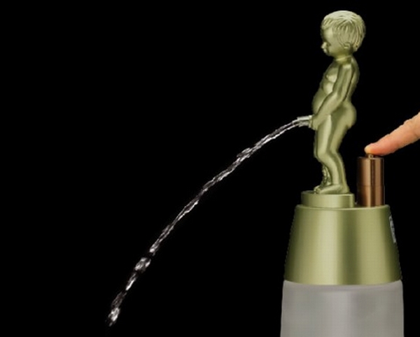 小便小僧でお茶を飲む”、スイッチを押すとチョロチョロとドリンクが